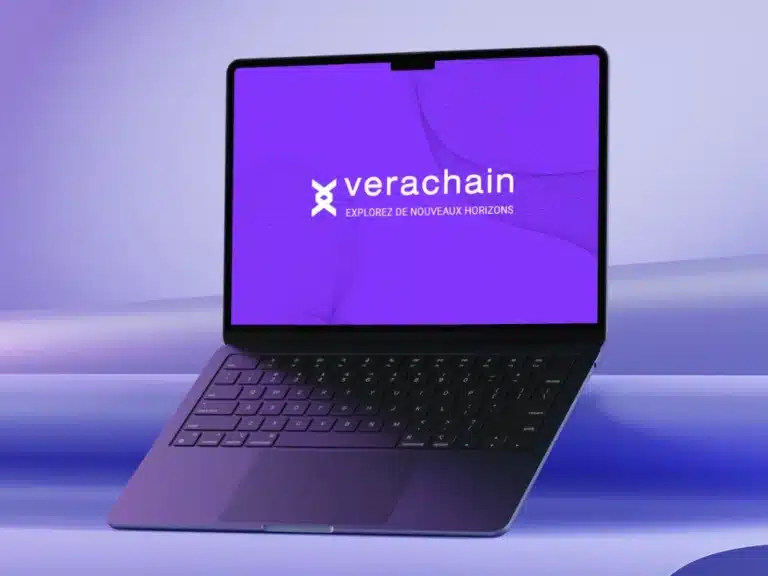 Identité visuelle Verachain présentée sur mockup d’ordinateur portable – création branding par Make it Bold