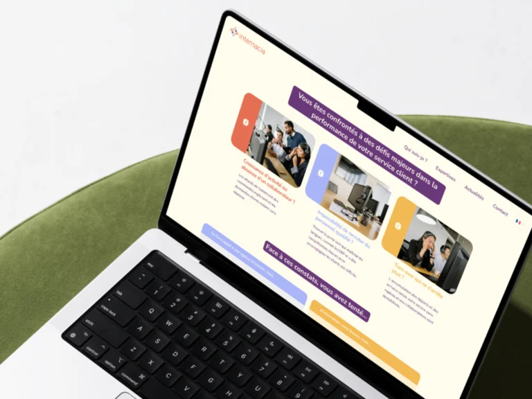 Création du site web Internacia présenté sur ordinateur portable